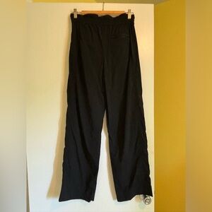Athleta Trekkie parachute pants size 2. Runs a size big. I’m usually a 4.